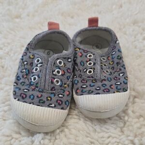 Gray Slip-On Sneakers with Polka Dot Pattern and Zipper Closure